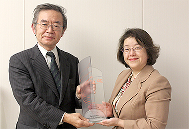 Receiving the trophy / Makoto Nakajima, Senior Managing Director of Sumitomo Electric (left) and Yoshiko Tanahashi, Vice President, Japan Sales, Intellectual Property & Science of Thomson Reuters (right)