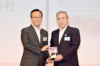 Left: Mr. Kimiyasu Nakamura, Executive Vice President of Nissan; and right: Masayoshi Matsumoto, President of Sumitomo Electric