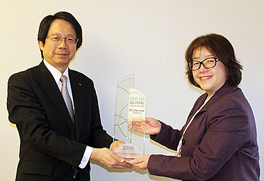 Receiving the trophy / Hideo Hato, Managing Executive Officer of Sumitomo Electric (left) and Yoshiko Tanahashi, Vice President, Strategic Accounts and Partners of Clarivate Analytics (right)