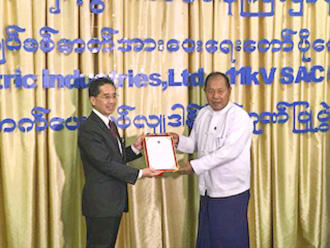 Right: Mr. Toe Aung, Vice President of MESC, Left: Yasuyuki Shibata, Executive Officer of Sumitomo Electric