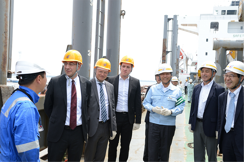 Inspection tour members from the Belgian company Elia watch the systematically performed shipping work