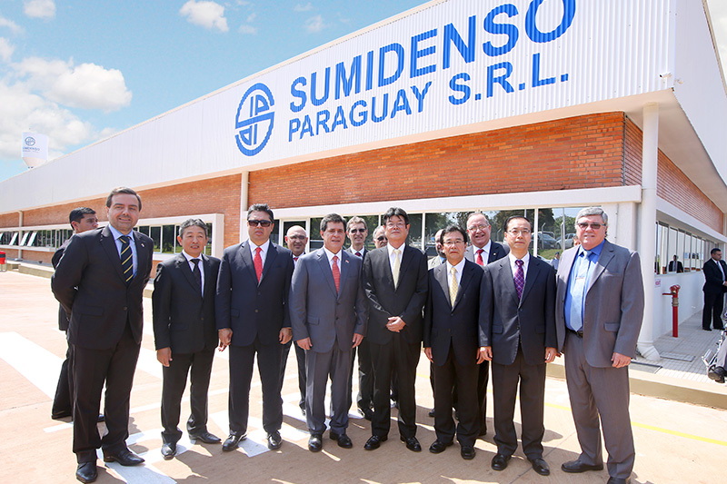 The opening ceremony was attended by the President of Paraguay, major ministers, the Japanese ambassador, and many other persons. (From the left, front row) Fourth: President of Paraguay / Fifth: Osamu Inoue, President of Sumitomo Electric / Sixth: Masayoshi Morii, President of SDP