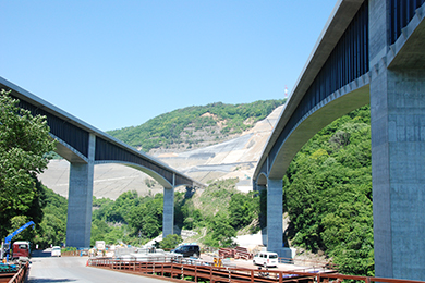 Aigawa Bridge just before the completion (Photo courtesy of Sumitomo Mitsui Construction Co., Ltd.) 
