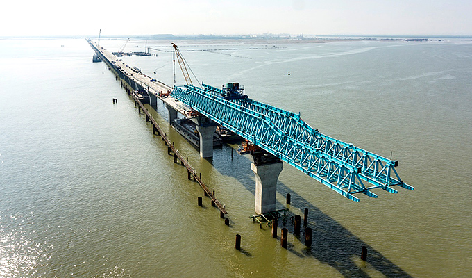 Lach Huyen Bridge under construction (Photo courtesy of Sumitomo Mitsui Construction Co., Ltd.)