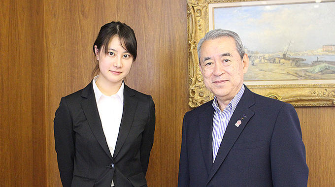 Yui Hamamoto (left), Masayoshi Matsumoto, President & CEO of Sumitomo Electric (right)