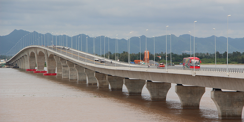 Lach Huyen Bridge plays an important role of connecting the downtown area and international port. (Photo courtesy of Sumitomo Mitsui Construction Co., Ltd.) 
