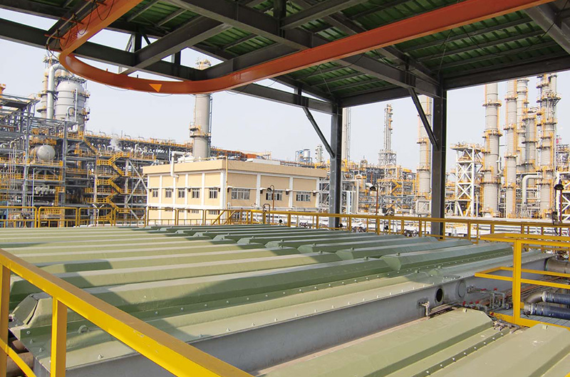 PCP water treatment facilities covered with a large roof, under which POREFLON ™ modules have been adopted.