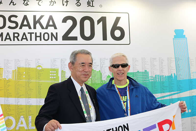 With Masayoshi Matsumoto (left), Sumitomo Electric Chairman & CEO, after reaching the goal of Osaka Marathon 2016.
