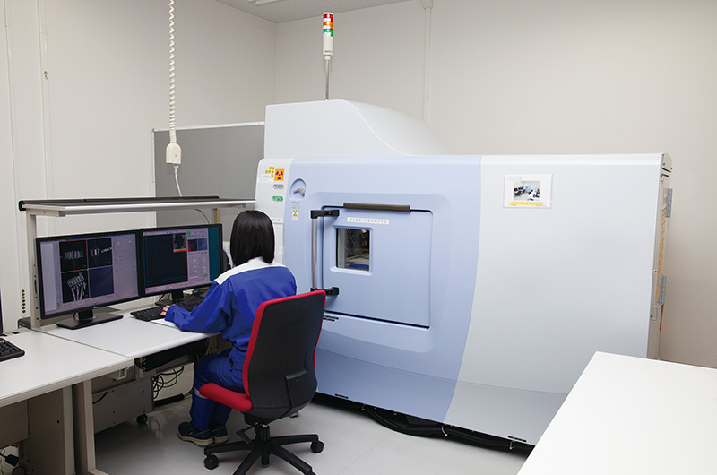 A micro-focus X-ray CT scanner uses X-rays to perform nondestructive three-dimensional observation of the internal structure of a specimen.